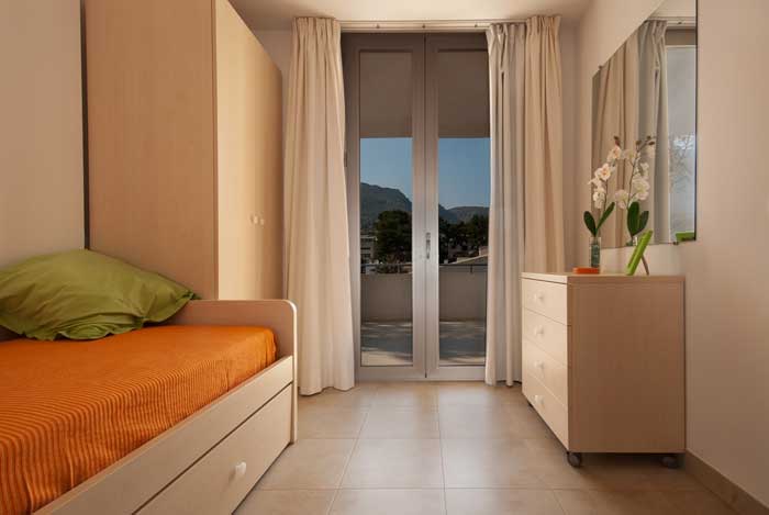 Schlafzimmer 2 Ferienhaus Mallorca am Strand WLAN Pool PM 3494