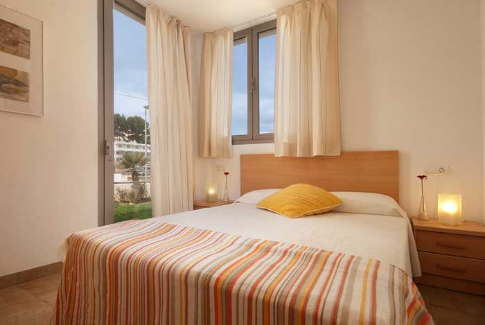 Schlafzimmer 3 Ferienhaus Mallorca mit Pool am Strand  Klimaanlage PM 3495