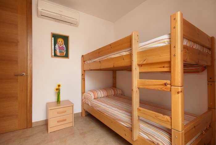 Kinderzimmer Ferienhaus Mallorca am Strand Internet Klimaanlage Pool PM 3496