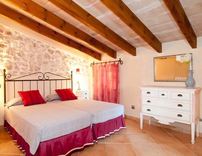 Schlafzimmer 1 Finca Mallorca mit Pool für 8 Personen bei Arta PM 569
