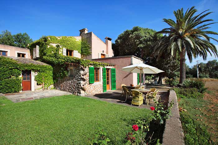 Hintere, kleine Terrasse mit Tisch und Sonnenschirm Luxusfinca Mallorca mit großem Pool Garten und Palmen PM 6094 