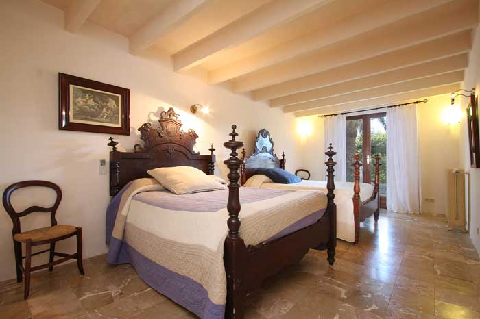 Schlafzimmer mit mallorquinischen Betten Große Finca Mallorca für 16 Personen PM 6094