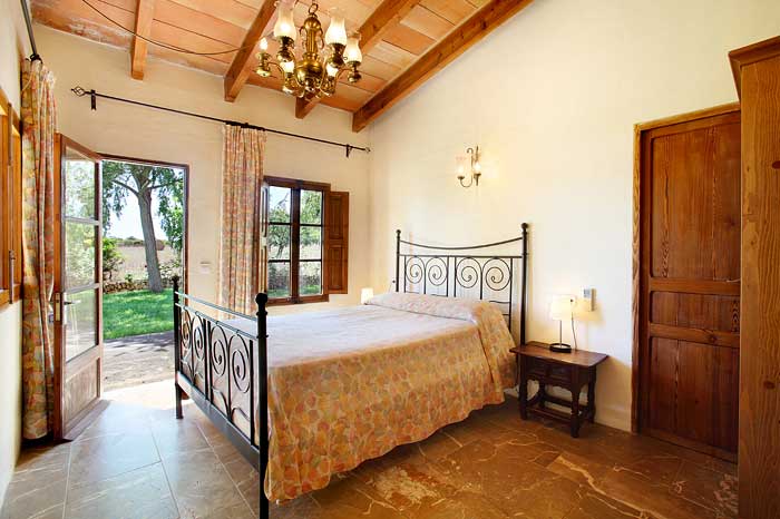 Schlafzimmer mir Doppelbett und Zutritt zum Garten Exklusive Finca Mallorca mit Pool Südostküste PM 6094