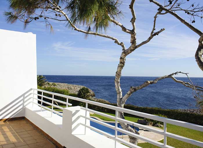 Obere Terrasse mit Meerblick Komfortable Villa Mallorca mit Pool Kinderpoolbereich  Klimaanlage Garten mit Rasenfläche PM 6562