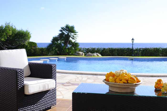 Terrasse mit Meerblick und Loungemöbeln Ferienhaus Mallorca mit Klimaanlage Großer Pool mit Kinderbecken Privater Garten mit Rasenfläche PM 6562