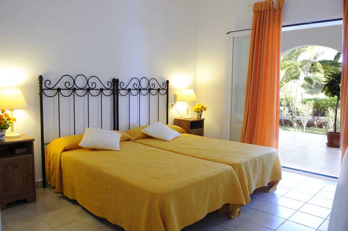 Schlafzimmer 4 Ferienhaus Mallorca mit Pool für 10 Personen PM 6570
