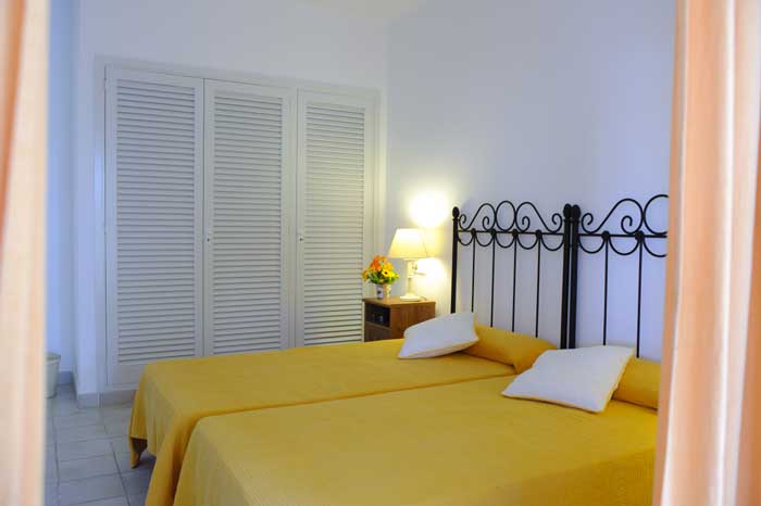 Schlafzimmer 3C Ferienhaus Mallorca mit Pool für 10 Personen PM 6570