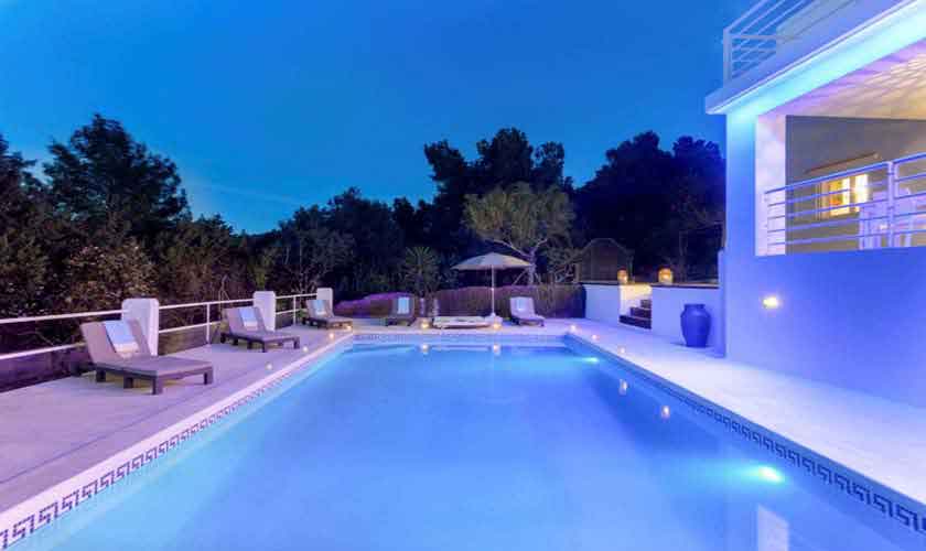 Pool und Ferienhaus Ibiza abends IBZ 72