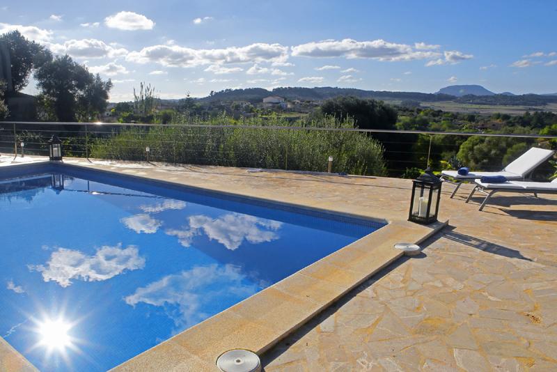 Pool und Landschaft Ferienfinca Mallorca mit Pool PM 3062 für 8 Personen
