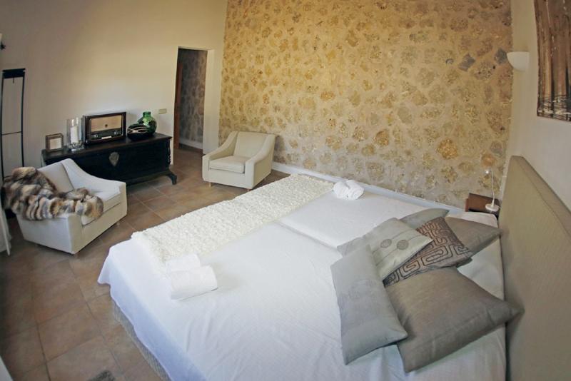 Schlafzimmer  Suite 2 Finca Mallorca mit Pool PM 3062 für 8 Personen
