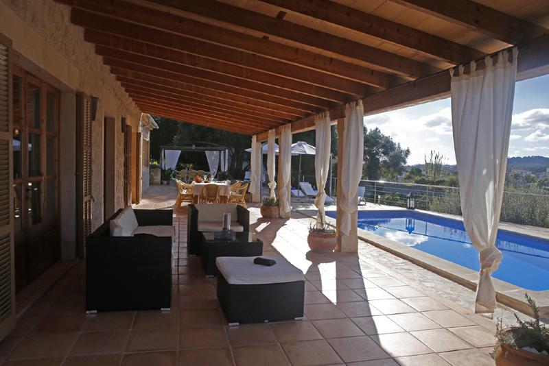 Terrasse mit Lounge-Sesseln der Ferienfinca mit Pool PM 3062 für 8 Personen