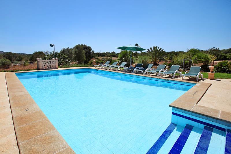Pool der Finca Mallorca Südosten PM 6056 für 12 - 14 Personen 