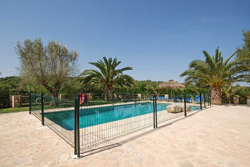 Pool und Wiese Finca Mallorca PM 6820