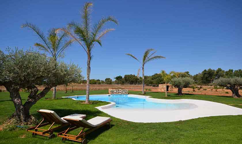 Großer Pool und Liegen Finca Mallorca Süden PM 6930