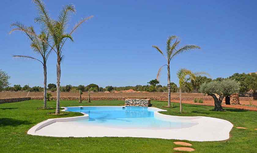 Großer Pool und Rasen Finca Mallorca Süden PM 6930